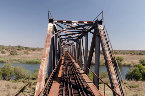 Eine Eisenbahnbrücke in Sambia