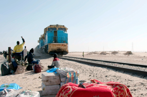 Vom Fuße der Zouérat-Berge bis zur Atlantikküste durchquert täglich ein Zug die weite Wüste Mauretaniens. – Programmhinweis auf Arte