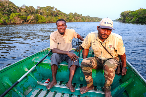 Youri und Jean Pierre, Eco-Guides Loango Nationalpark © ORF/Werner Zips Filmproduktion/Werner Zips  – Programmhinweis auf 3Sat
