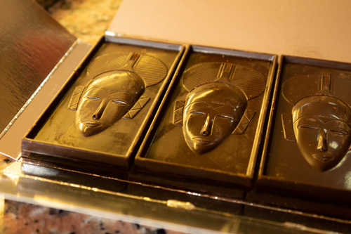 Schokoladentafeln von Les Chocolats Gabonais de Julie mit historischer Maskenprägung © IntoEastAfrica